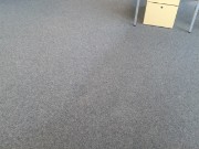 Teppichbodenreinigung von Nadelvlies oder Industrieteppichboden in einem Büro Teppichbodenreinigung von Nadelvlies oder Industrieteppichboden in einem Büro